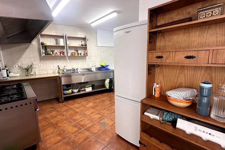 Campana profesional, nevera grande y alacena: capacidad real para grupos
