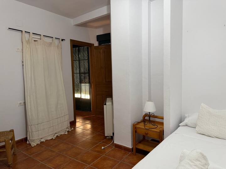 Ventana con persiana y contraventana: silencio y descanso asegurados