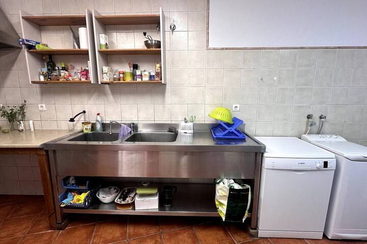 Fregadero doble de acero, lavadora y todo lo básico ya en su sitio