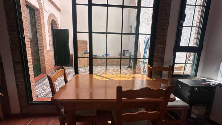 Comedor con mesa de madera junto al patio: perfecto para las comidas del día a día.