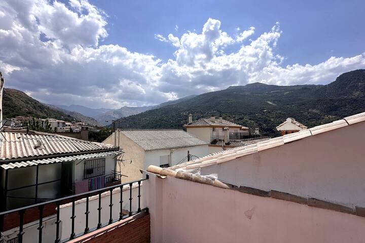 Barandilla de forja y tejas: rincón de azotea con sabor de pueblo