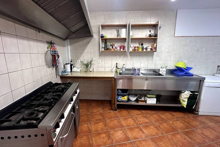 Cocina industrial con fogones de gas: pensada para cocinar para 10 sin agobios