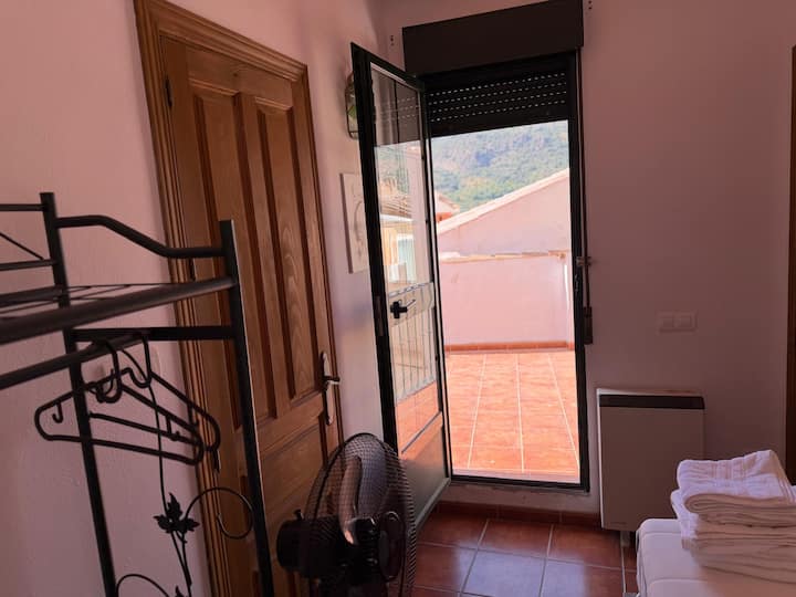 Balcón privado con persiana: aire de la sierra al abrir la puerta