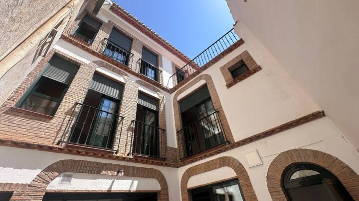 Detalle de los arcos y balcones que rodean el patio interior