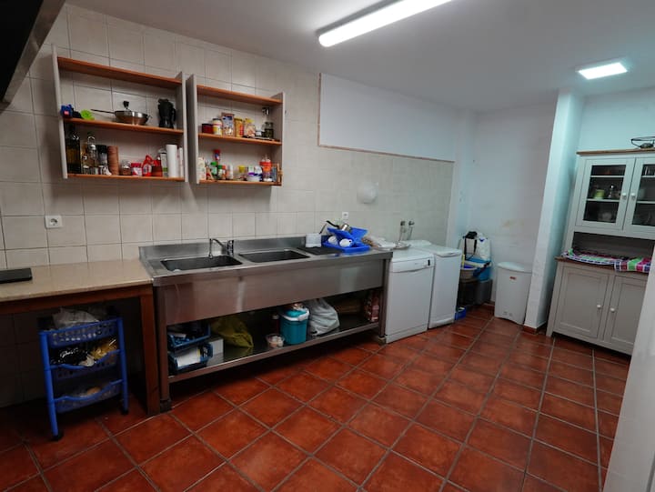 Amplia zona de trabajo con lavavajillas y vitrina: recoger es rápido, hasta en grupo