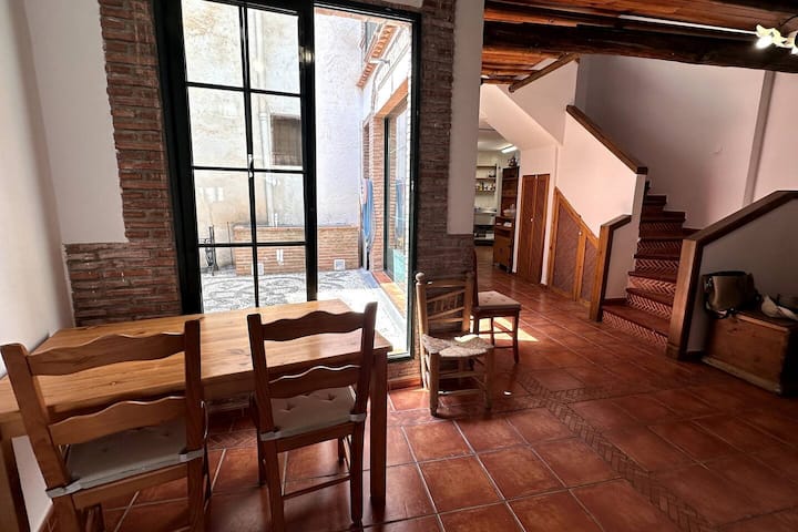 Puertas correderas al patio: en verano, comedor dentro y fuera a la vez