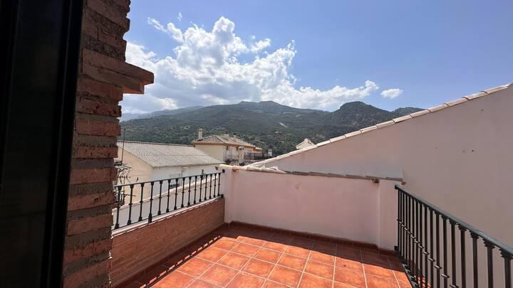 Sierra y tejados desde el mirador más alto de la casa