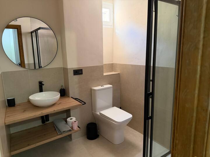 Tercer baño completo, reformado con ducha y acabados actuales