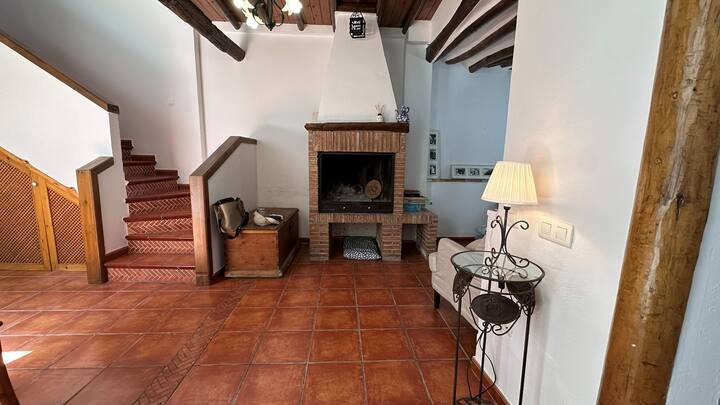 La escalera de peldaños de barro y la chimenea: rincones con historia