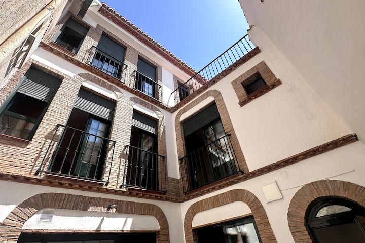 Balcones de forja sobre el patio y cielo abierto de Güéjar Sierra