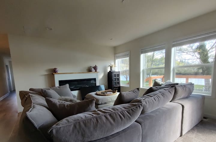 River Front Retreat 2 - Hot Tub & Fire Pit - Aberdeen, WA