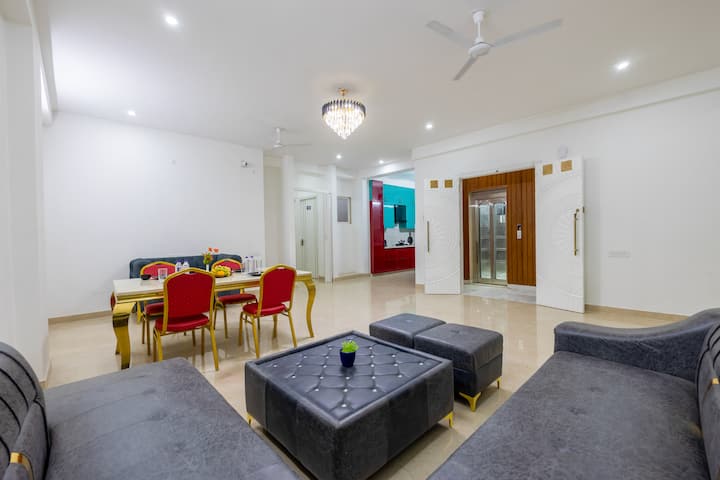 Elegant 4+1 Br Retreat Near Yashobhoomi Balcony - Delhi