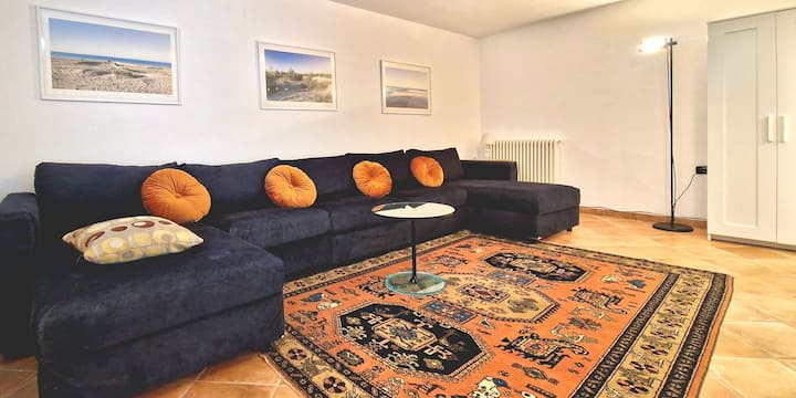 Sehemu kubwa ya mapumziko yenye sofa ya kona inayofunguka kitandani iko kwenye ghorofa ya chini, ambayo inaweza kubadilishwa kuwa eneo la kulala kwa sababu ya sofa inayofunguka kitandani. Televisheni Janja, mwangaza mzuri na samani zilizochaguliwa kwa uangalifu huunda mazingira ya kustarehesha. 
