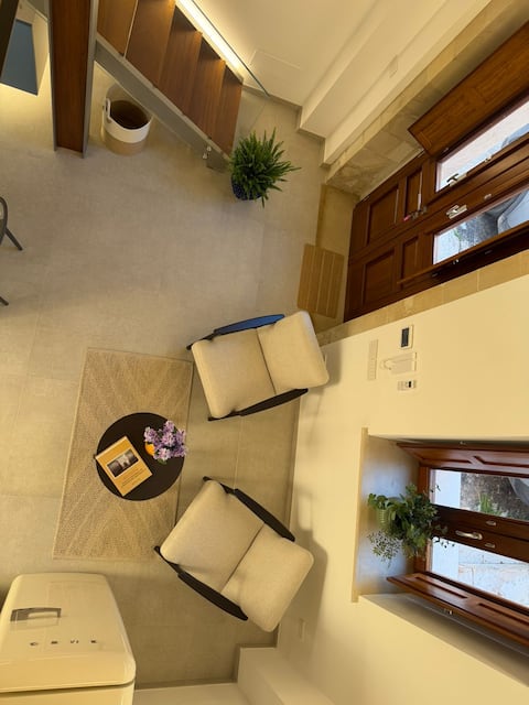 Popular Airbnb listing: Ms. Dina in Avola