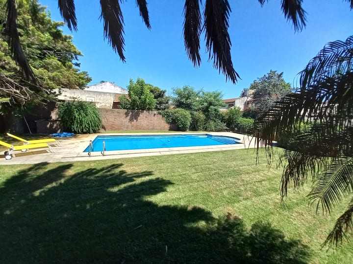 Casa Con Pileta Parrilla Y Quincho En Haedo - San Justo, BA, Argentina