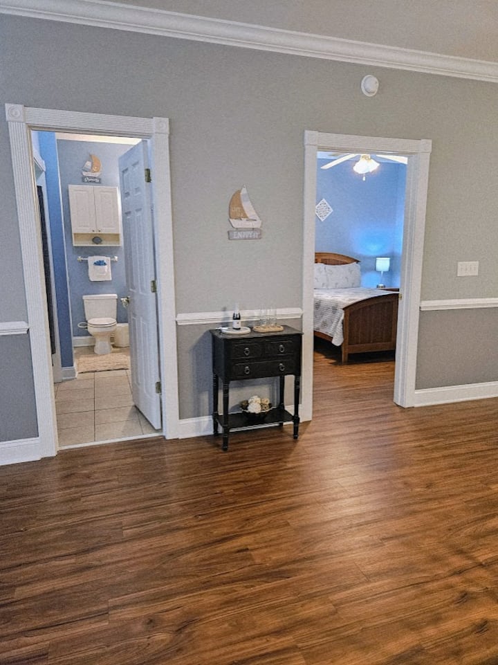 Dormitorio de tamaño completo con baño en suite