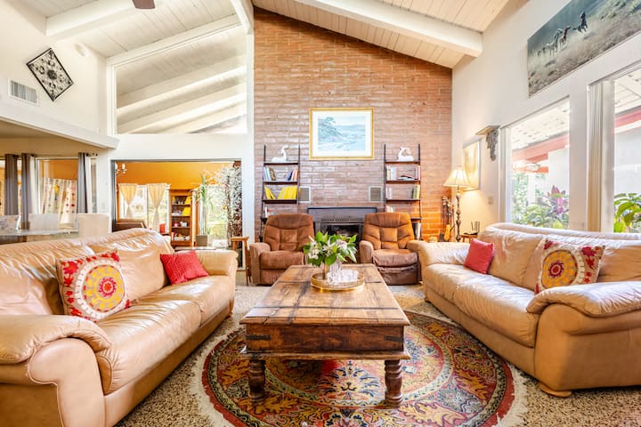 Spacious 4-acre Farmhouse - Fresno, CA