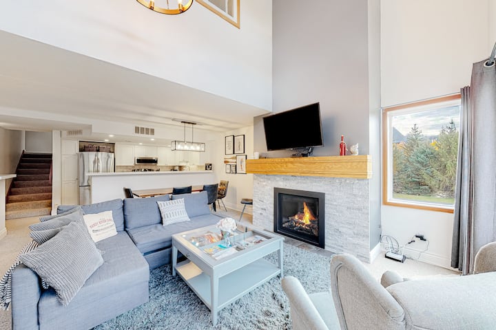 Bright & Spacious Condo, Mins To Blue & Mtn Views - Collingwood