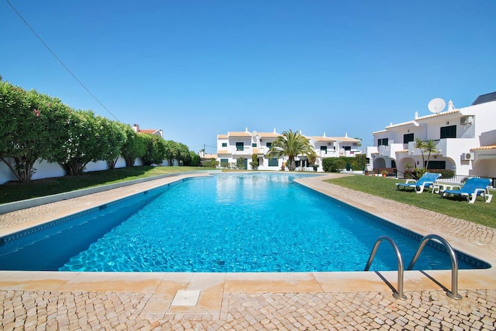 O Seu Refúgio De Férias Com Piscina, Jardim E Bbq - Guia