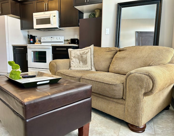Modern Spacious Suite | Perfect For Work Stays - Lacombe