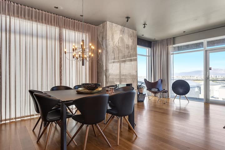 Stunning Home With Panoramic City & Mountain Views - Reykjavík