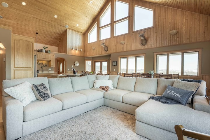 Spacious Private Riverfront Lodge; Sleeps 15 - Swan Lake, Fergus Falls
