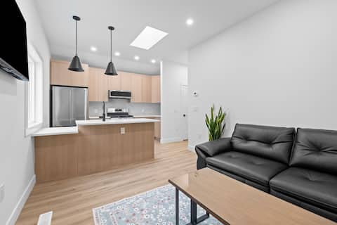 Top Airbnb: "Avanta" with free parking near UofC in Banff Trail