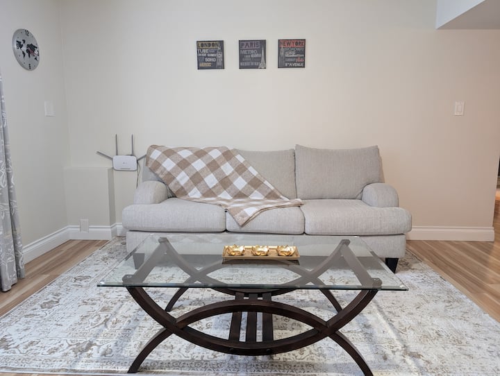 Safe, Luxurious, Private, Bright Bedroom Suite - Delta