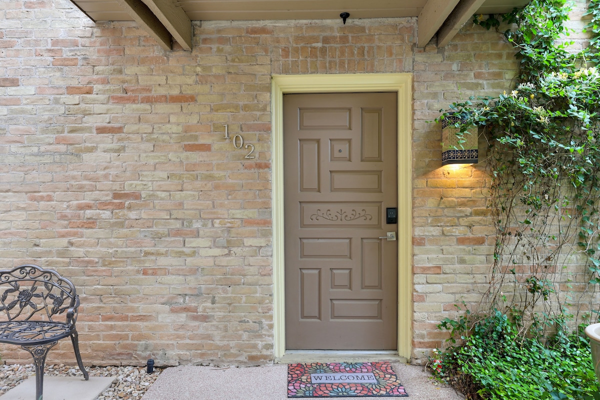 NEW Spacious 2BR Condo w Pool Near Domain & DT