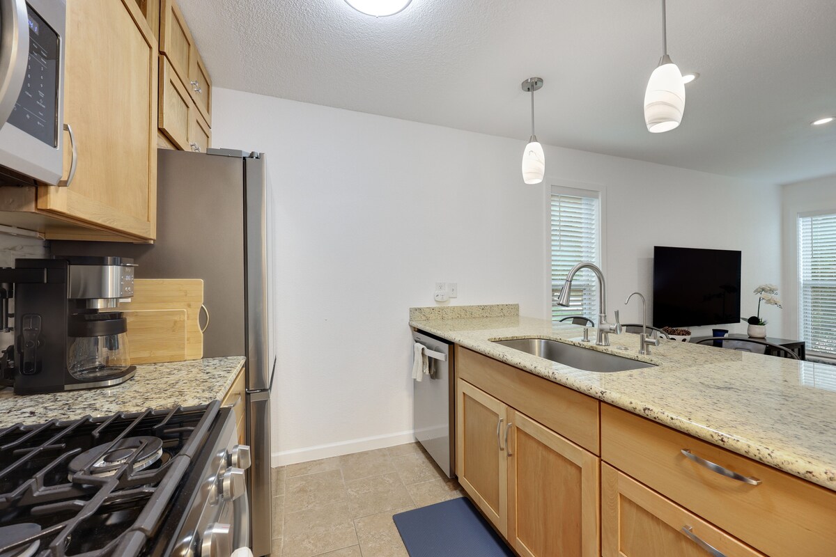 NEW Spacious 2BR Condo w Pool Near Domain & DT