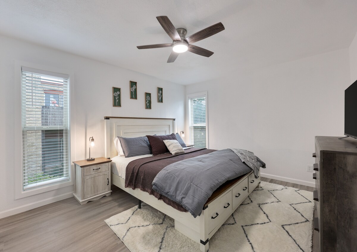 NEW Spacious 2BR Condo w Pool Near Domain & DT