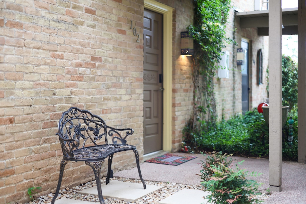 NEW Spacious 2BR Condo w Pool Near Domain & DT