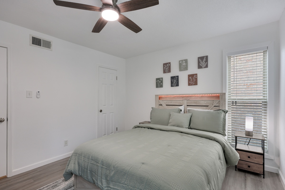 NEW Spacious 2BR Condo w Pool Near Domain & DT