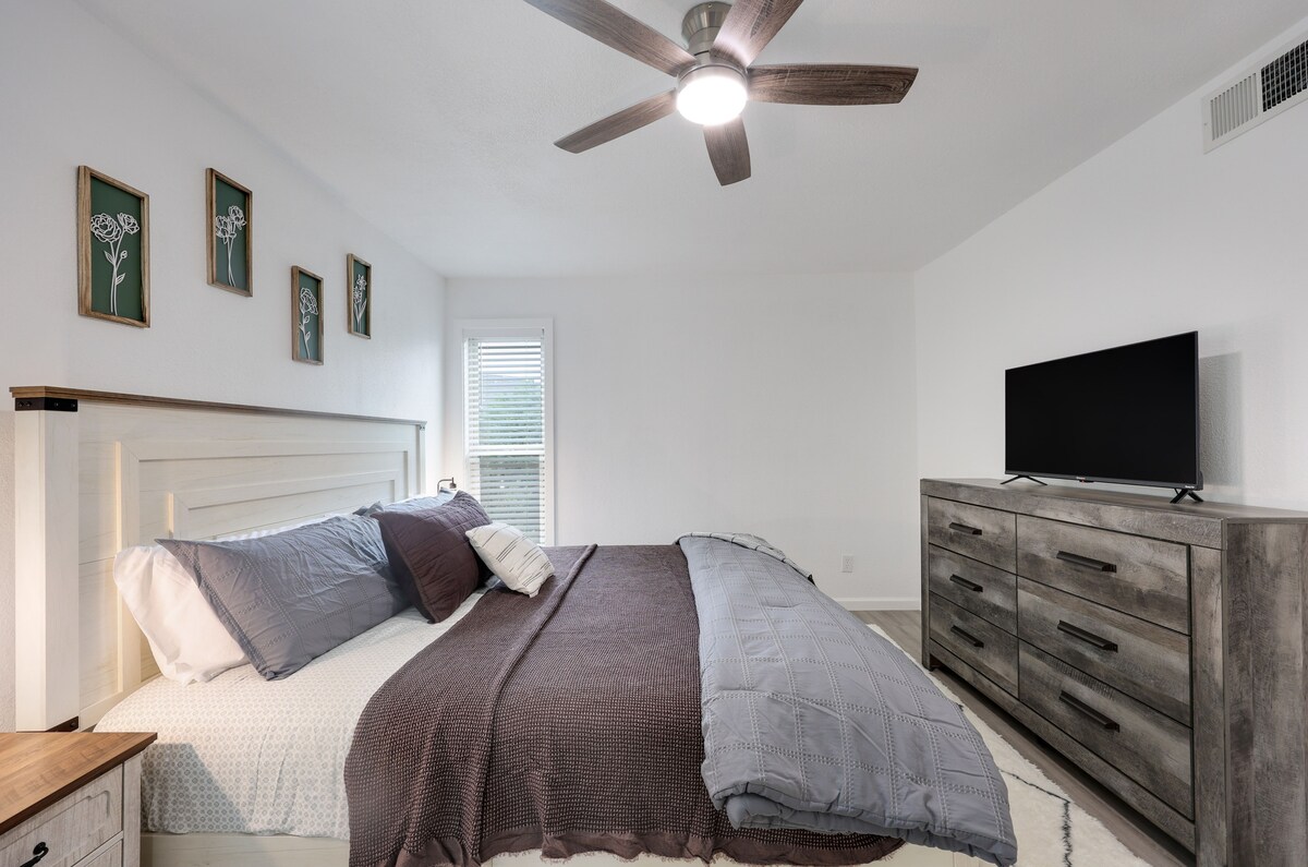 NEW Spacious 2BR Condo w Pool Near Domain & DT