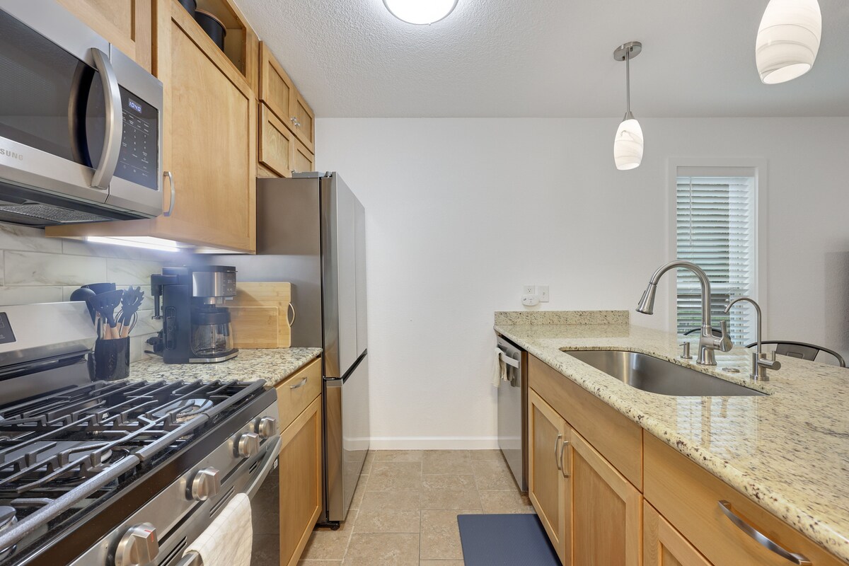 NEW Spacious 2BR Condo w Pool Near Domain & DT