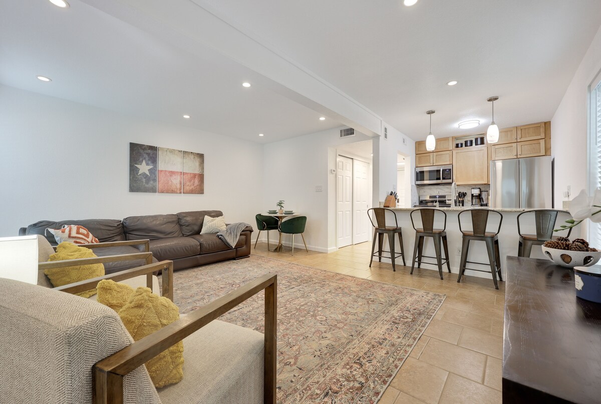 NEW Spacious 2BR Condo w Pool Near Domain & DT