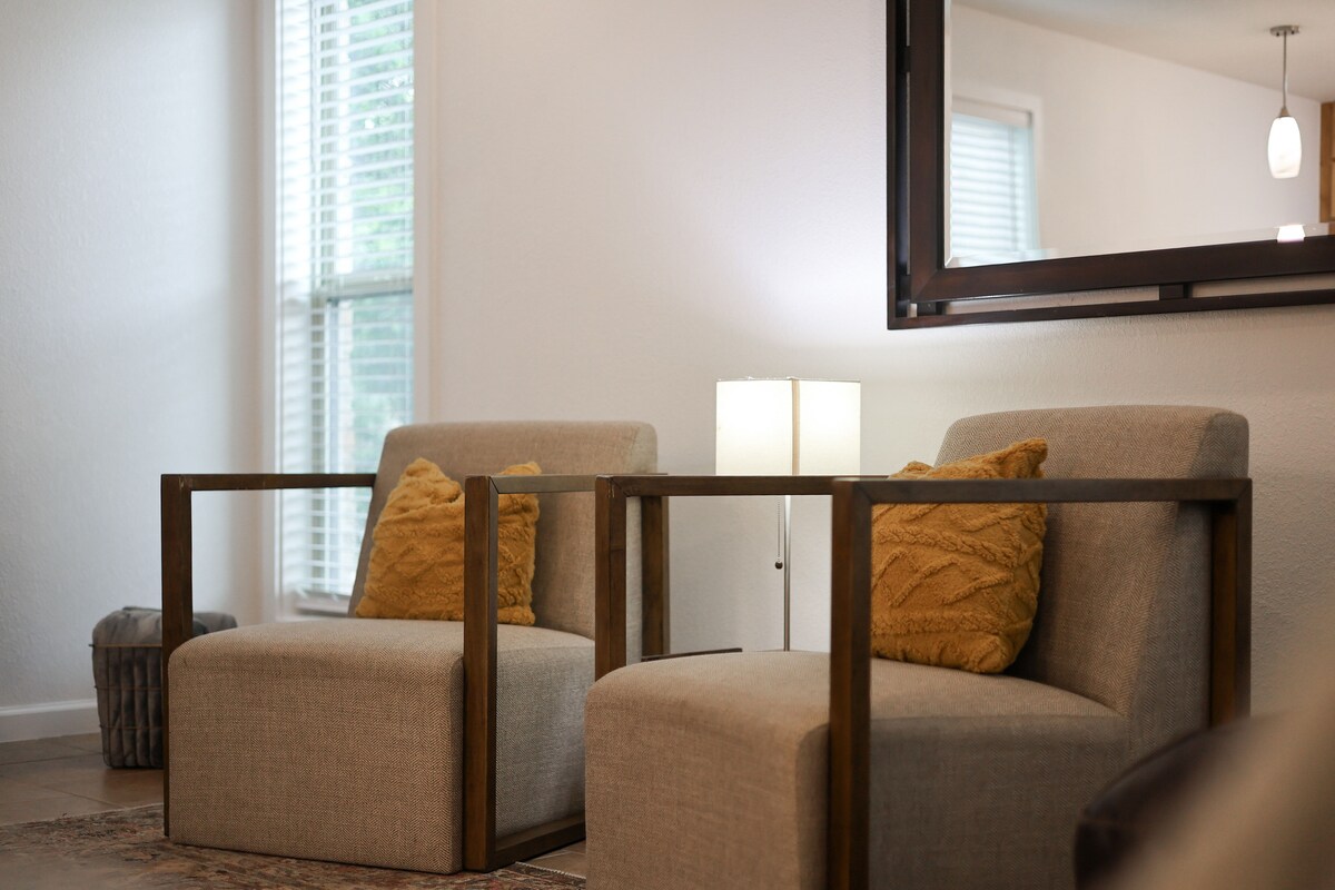 NEW Spacious 2BR Condo w Pool Near Domain & DT
