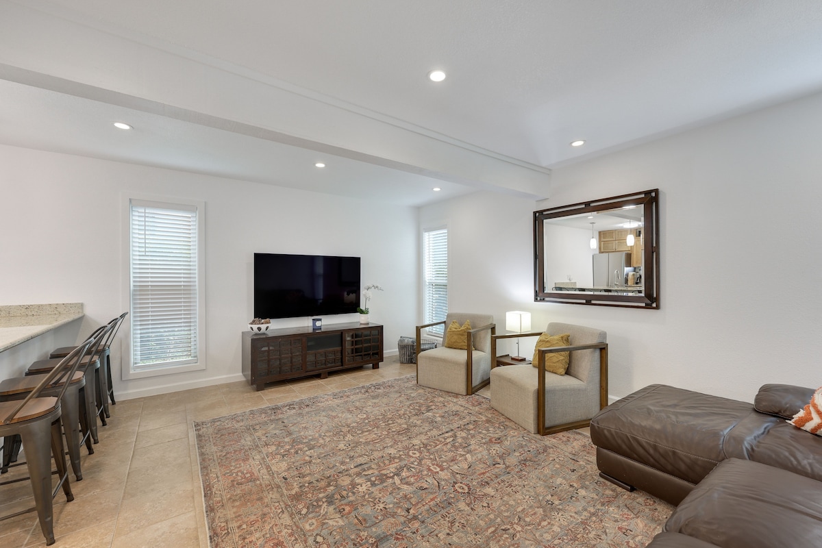 NEW Spacious 2BR Condo w Pool Near Domain & DT