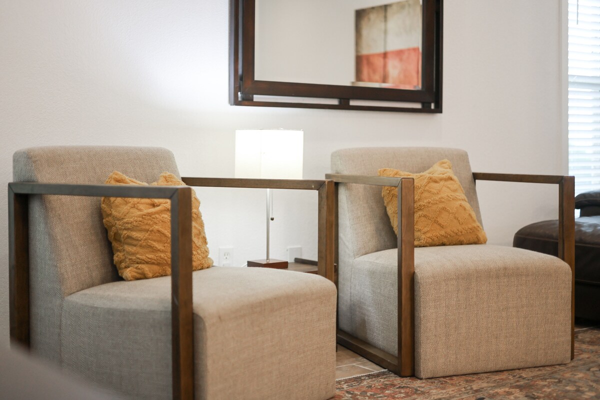 NEW Spacious 2BR Condo w Pool Near Domain & DT