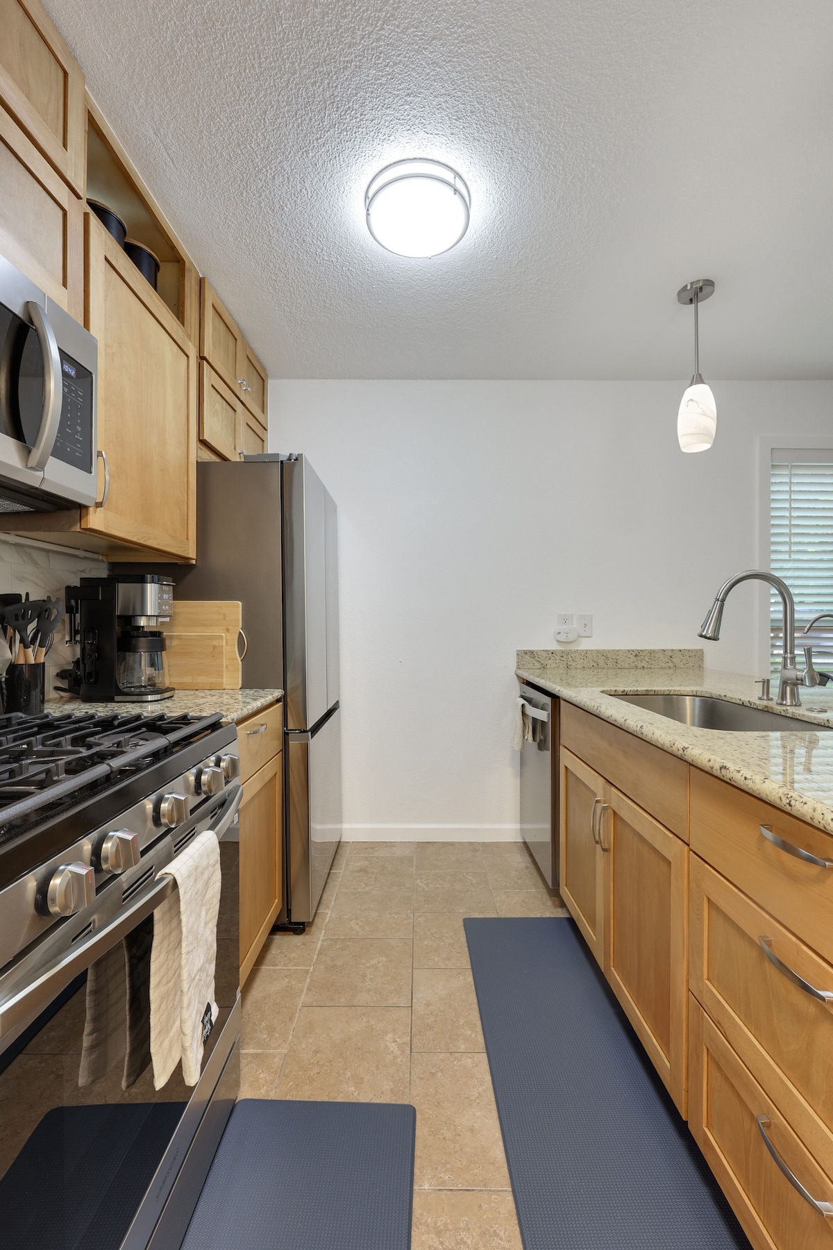 NEW Spacious 2BR Condo w Pool Near Domain & DT