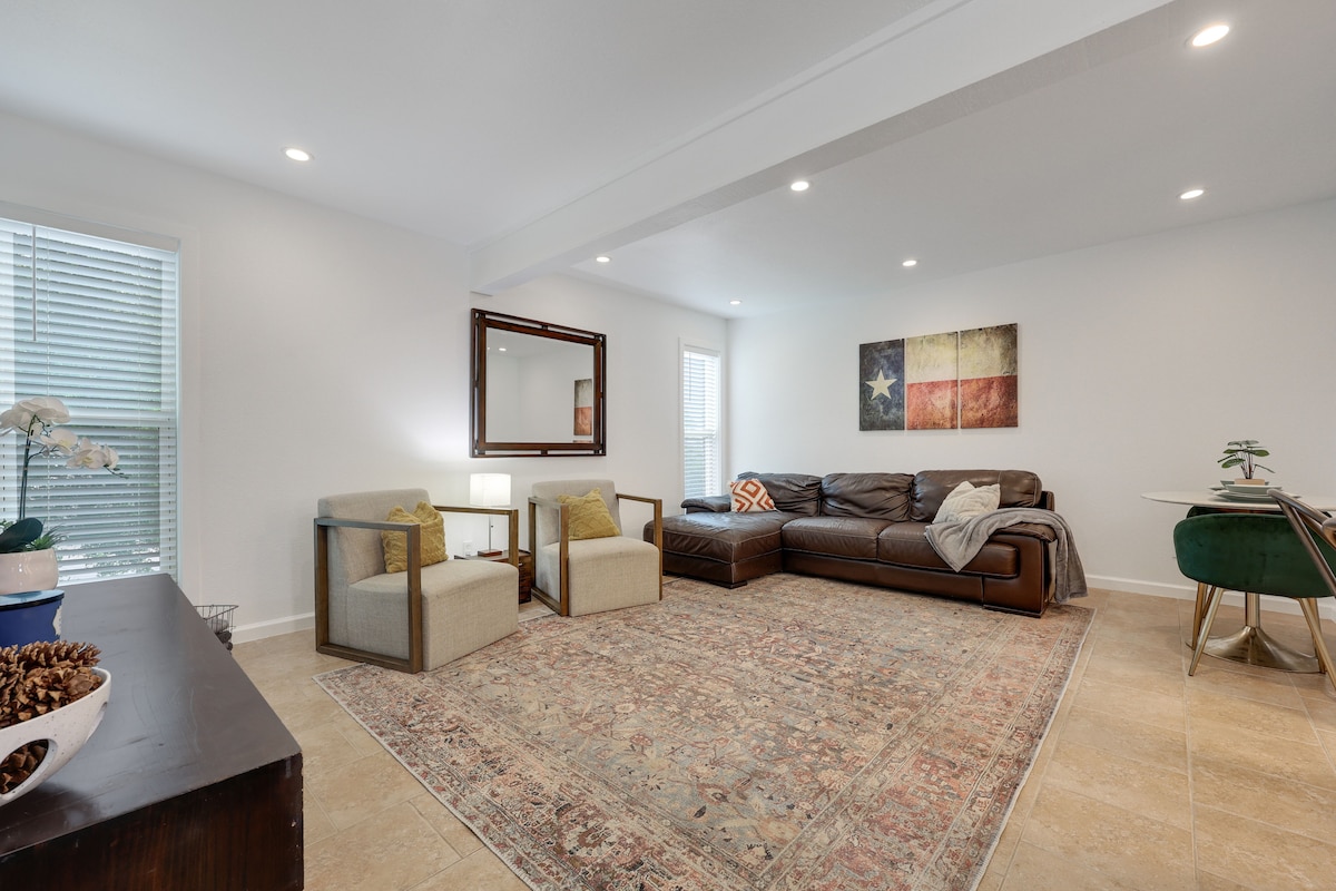 NEW Spacious 2BR Condo w Pool Near Domain & DT