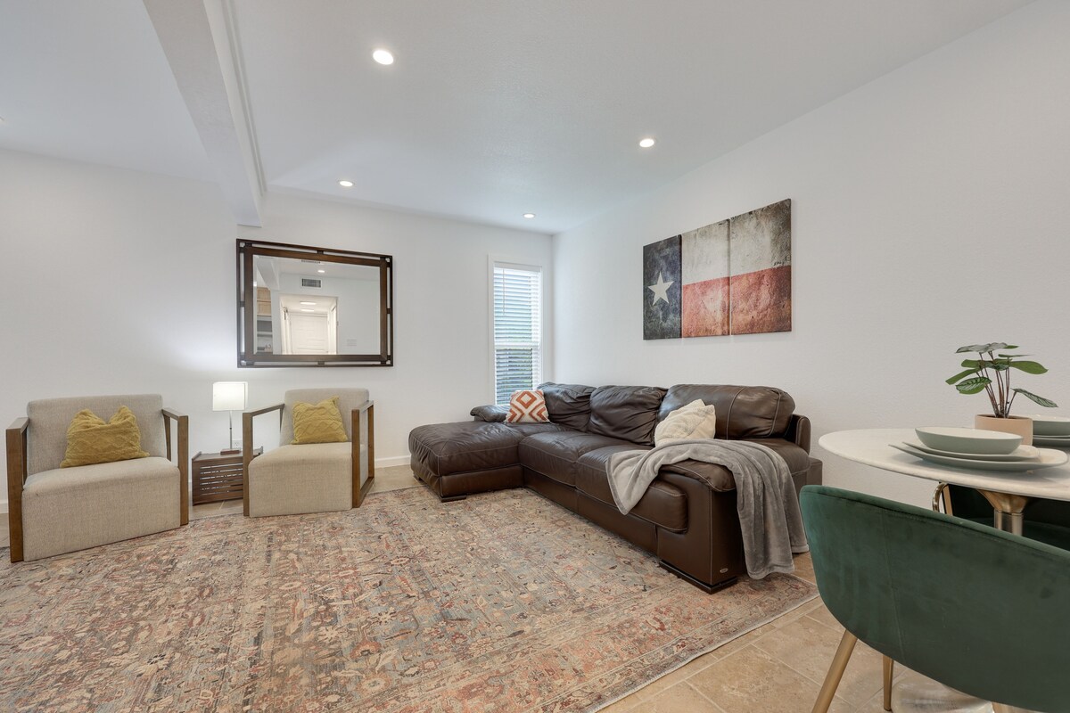 NEW Spacious 2BR Condo w Pool Near Domain & DT