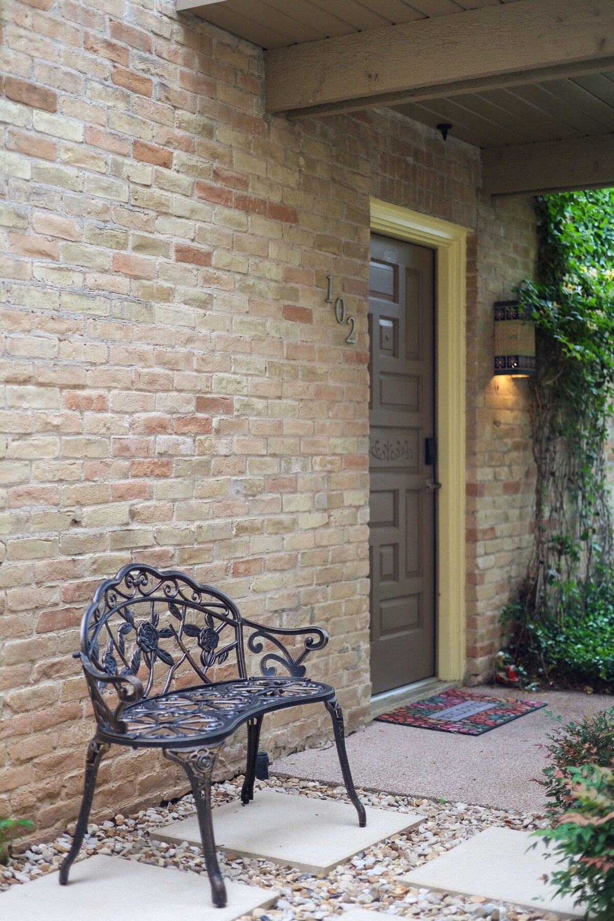NEW Spacious 2BR Condo w Pool Near Domain & DT
