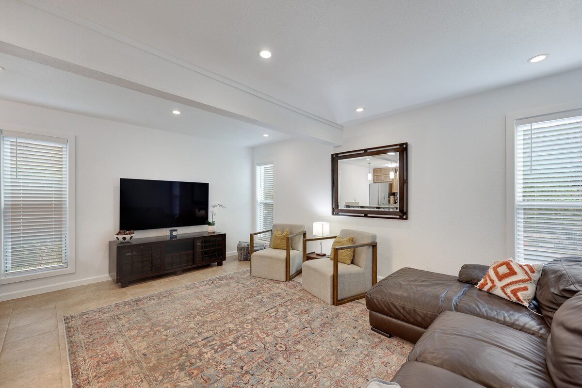 NEW Spacious 2BR Condo w Pool Near Domain & DT