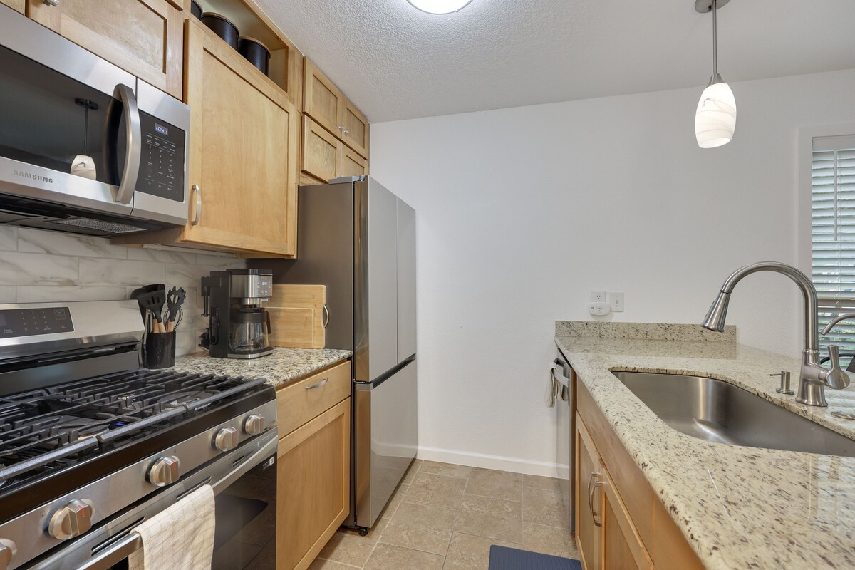 NEW Spacious 2BR Condo w Pool Near Domain & DT