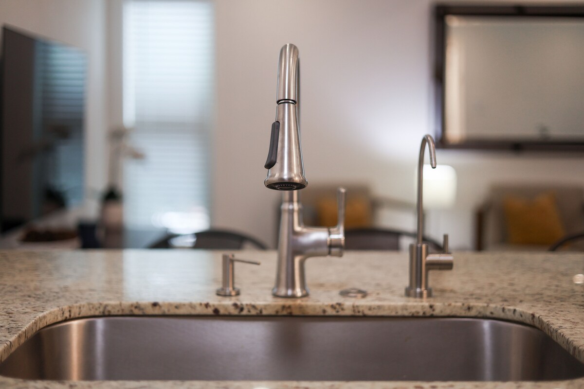 NEW Spacious 2BR Condo w Pool Near Domain & DT