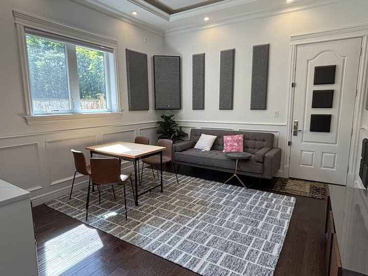 Stylish Private Guest Suite With Separate Entrance - Canada