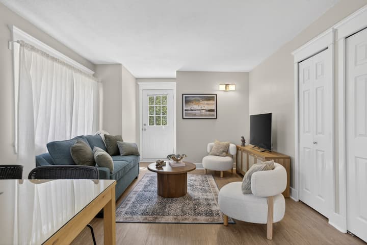 Steps To Fifa Fan Fest: Stylish 1br W/ Mtn Views - British Columbia