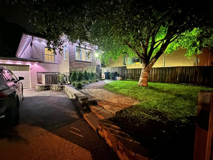 Cozy Bungalow With Tesla Charger & 3 Parking - Toronto