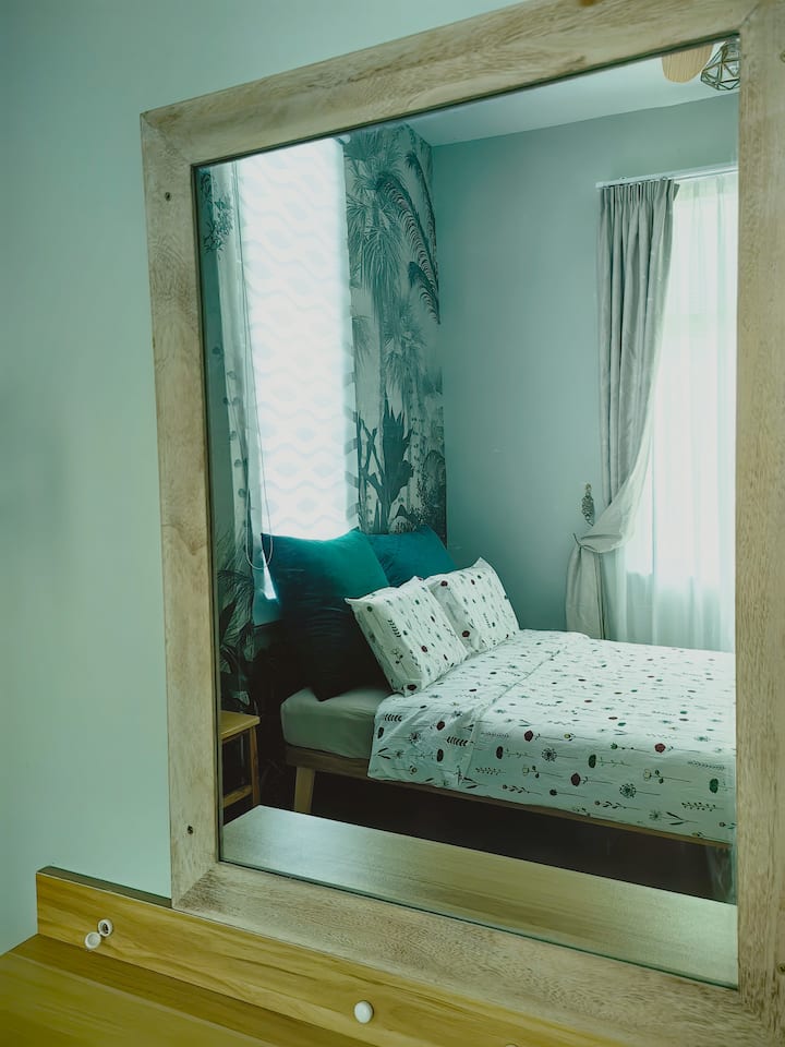 Espejo ★ Silla ★ Escritorio ★ Secador de pelo ★ Lámpara de pared ★ Perchero de pared para ropa 